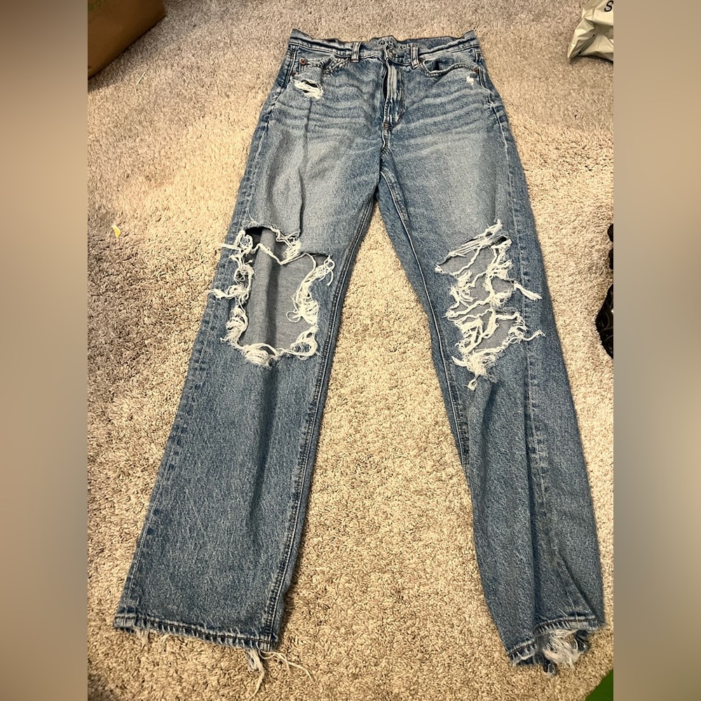 AMERICAN EAGLE DISTRESSED JEANS